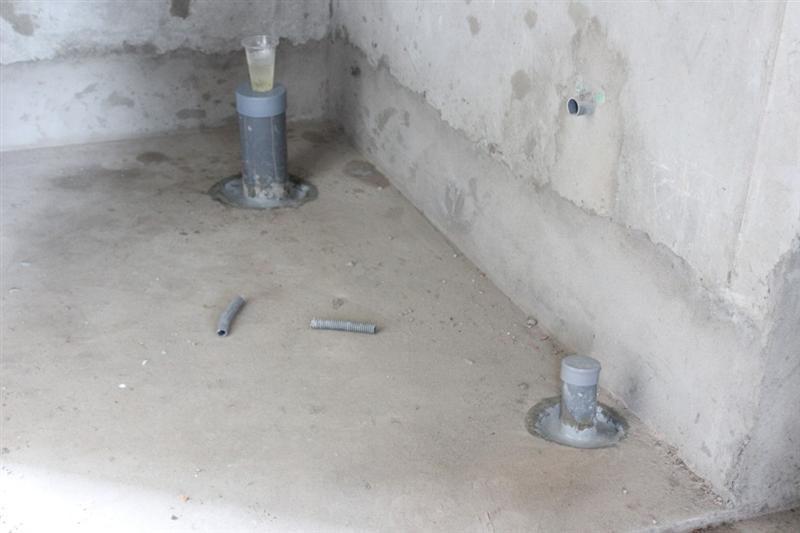 chuẩn bị bề mặt sàn vệ sinh thật tốt